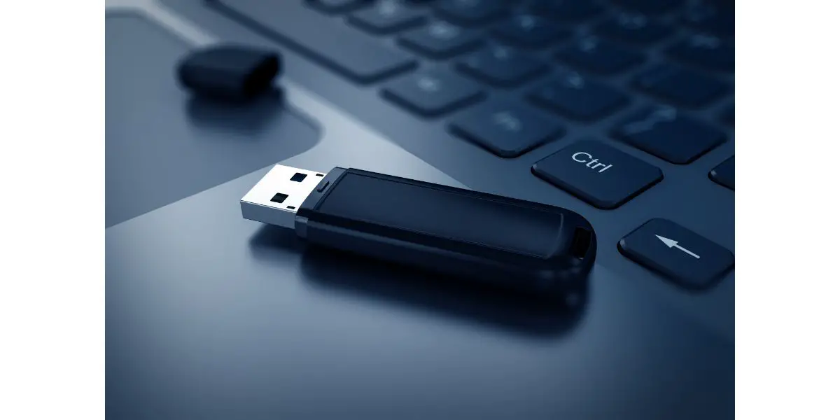 AdobeStock_57319951 Modern USB Flash drive on laptop keyboard