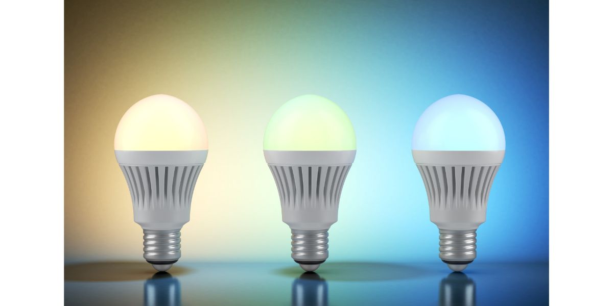 AdobeStock_72844924 Three multicolor LED bulbs with wireless remote