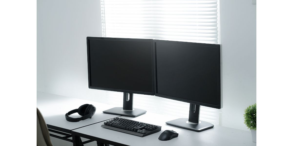 Clean Workspace with mecanical keyboard, bluetooth headphones, wireless mouse using Dual Monitor Setup