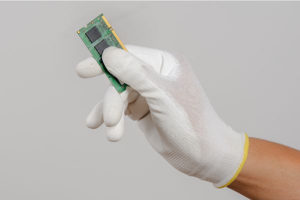 Depositphotos_159019344_S pc builder wears the antistatic gloves