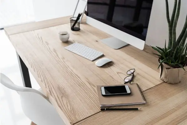 Depositphotos_164702284_S minimialist workplace with apple products