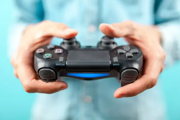 Depositphotos_195129550_S Male hands holding a PS4 controller