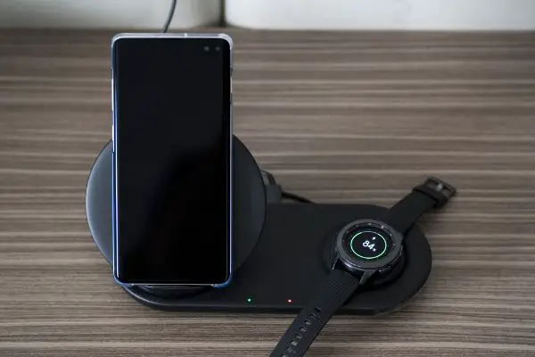 Depositphotos_252792258_S Galaxy Watch and Samsung smartphone charged