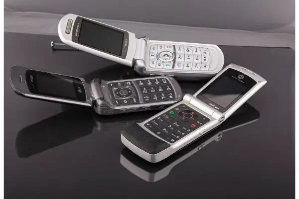 Depositphotos_253649320_S Old classic cell phones with backbackground