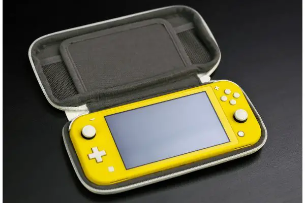 Depositphotos_339994774_S nintendo switch lite yellow in carrying case
