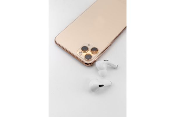 Depositphotos_380047384_S airpods pro next to phone