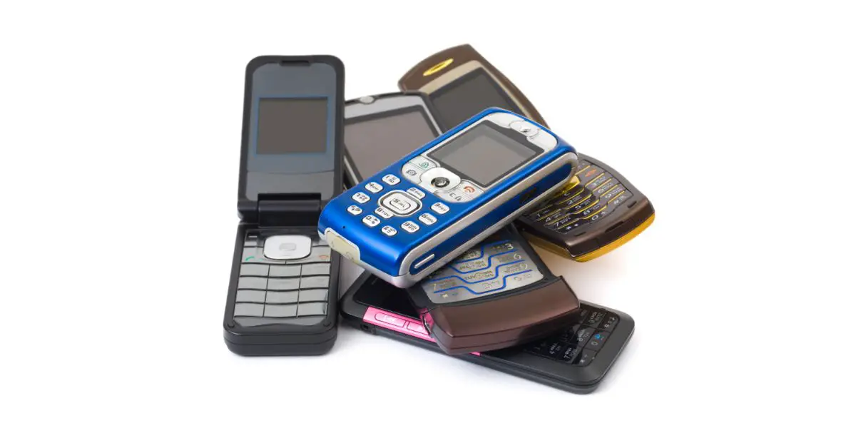 Depositphotos_4210697_L pile of flip phones on white background