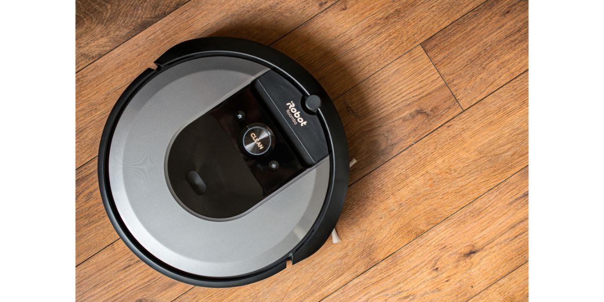 Depositphotos_471610060_L Robot Roomba i7 robot vacuum cleaner on a wooden floor