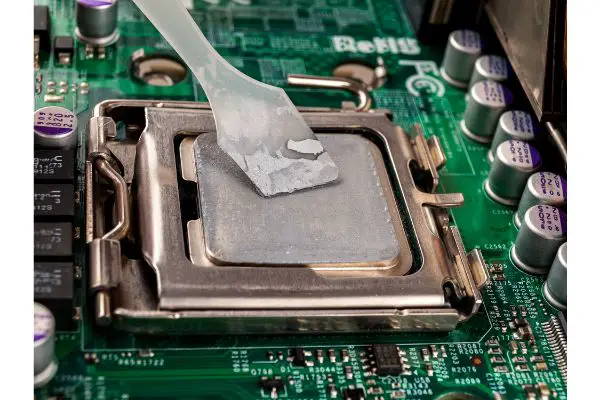 Depositphotos_533432244_S old dried out thermal paste