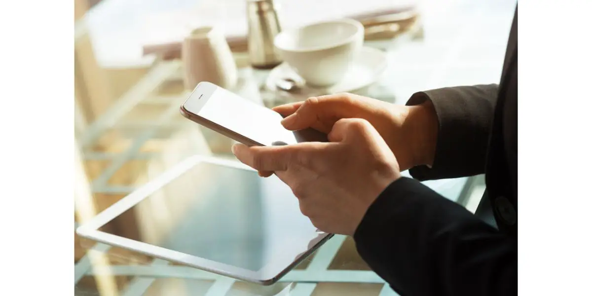 Depositphotos_65943957_L businesswoman using phone and tablet during a coffee break