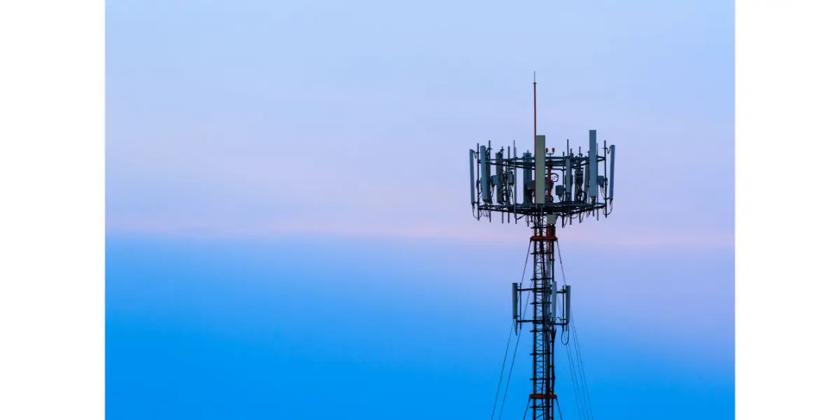 Depositphotos_68904463_L Mobile phone Telecommunication Radio antenna Tower.Blue sky background