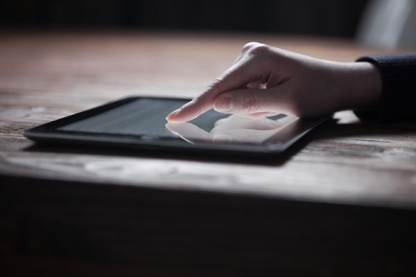 Depositphotos_72123535_S Woman hand presses on screen