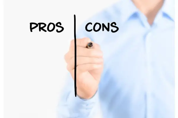 businessman writing pros and cons (1)