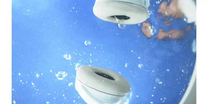 headphones underwater (1)